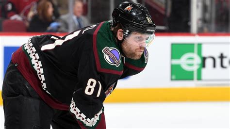NHL ironman streak: Phil Kessel plays one shift for Coyotes .